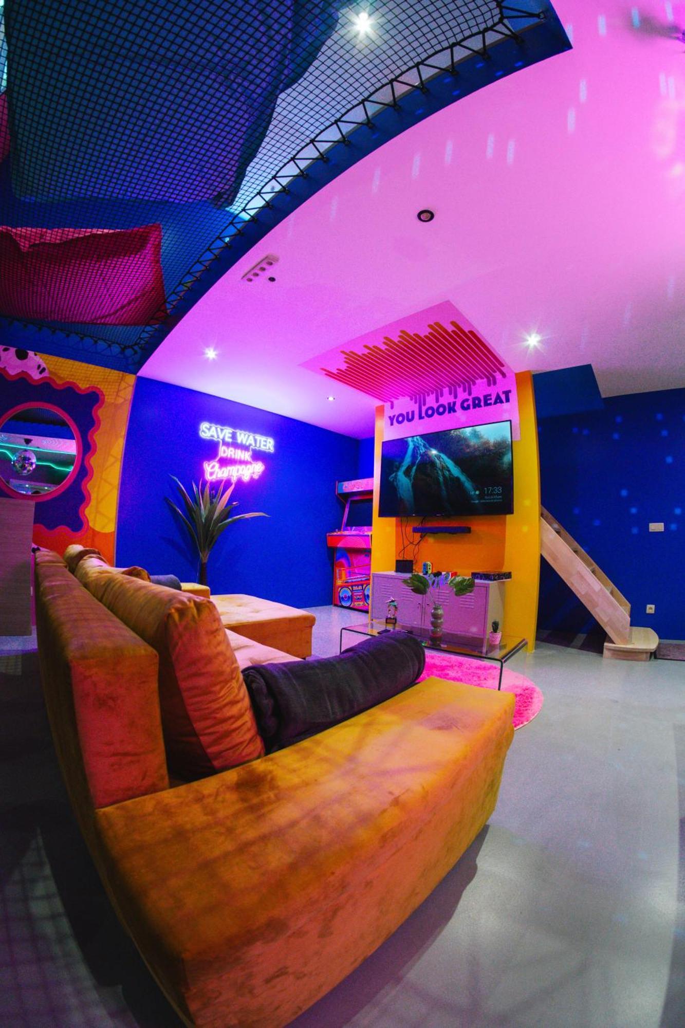 Capsule Boogie-Woogie - Jacuzzi - Sauna - Billard - Jeux - Ecran Geant - Filet Suspendu - Netflix 拉卢维耶尔 外观 照片