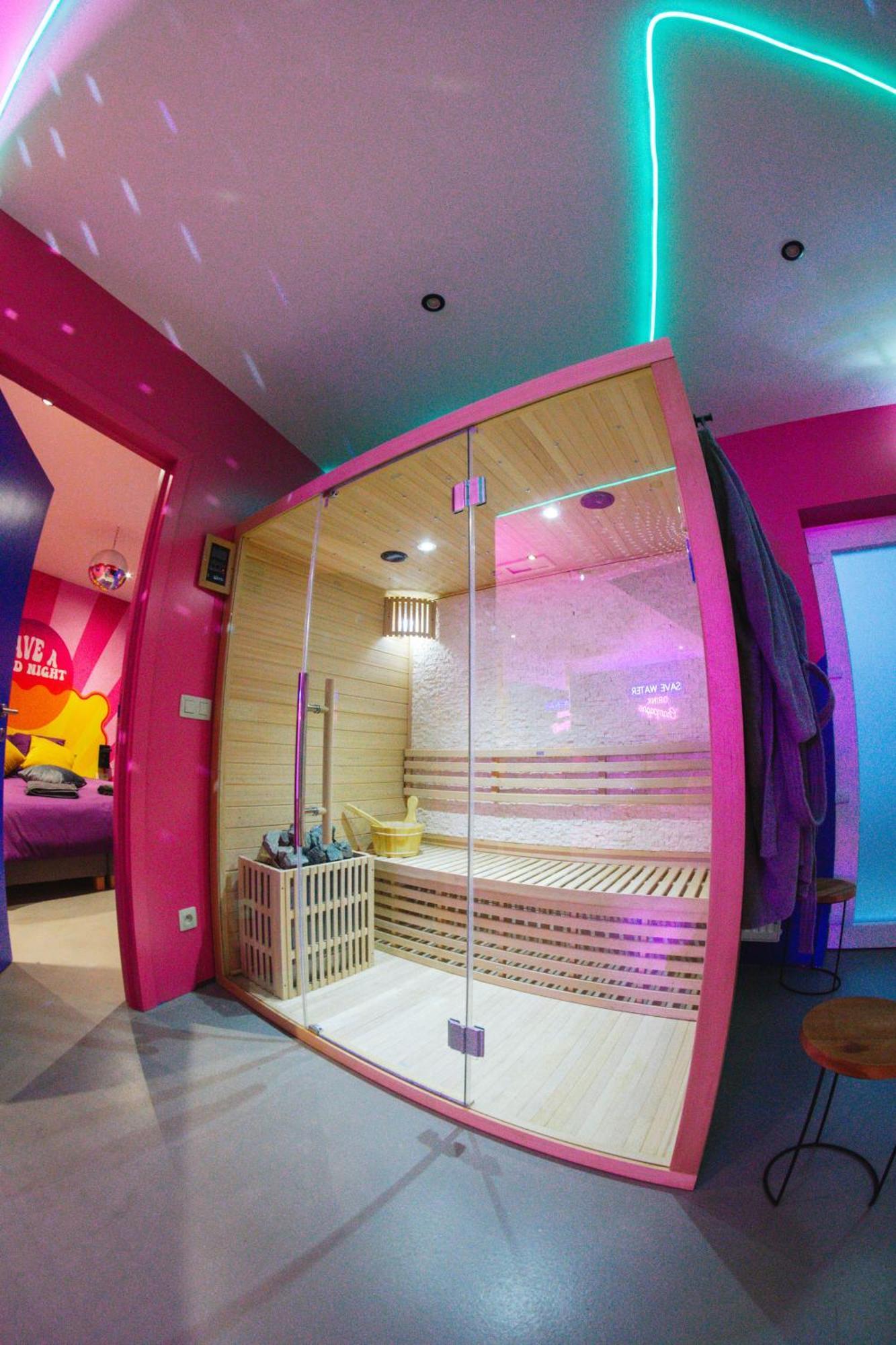 Capsule Boogie-Woogie - Jacuzzi - Sauna - Billard - Jeux - Ecran Geant - Filet Suspendu - Netflix 拉卢维耶尔 外观 照片