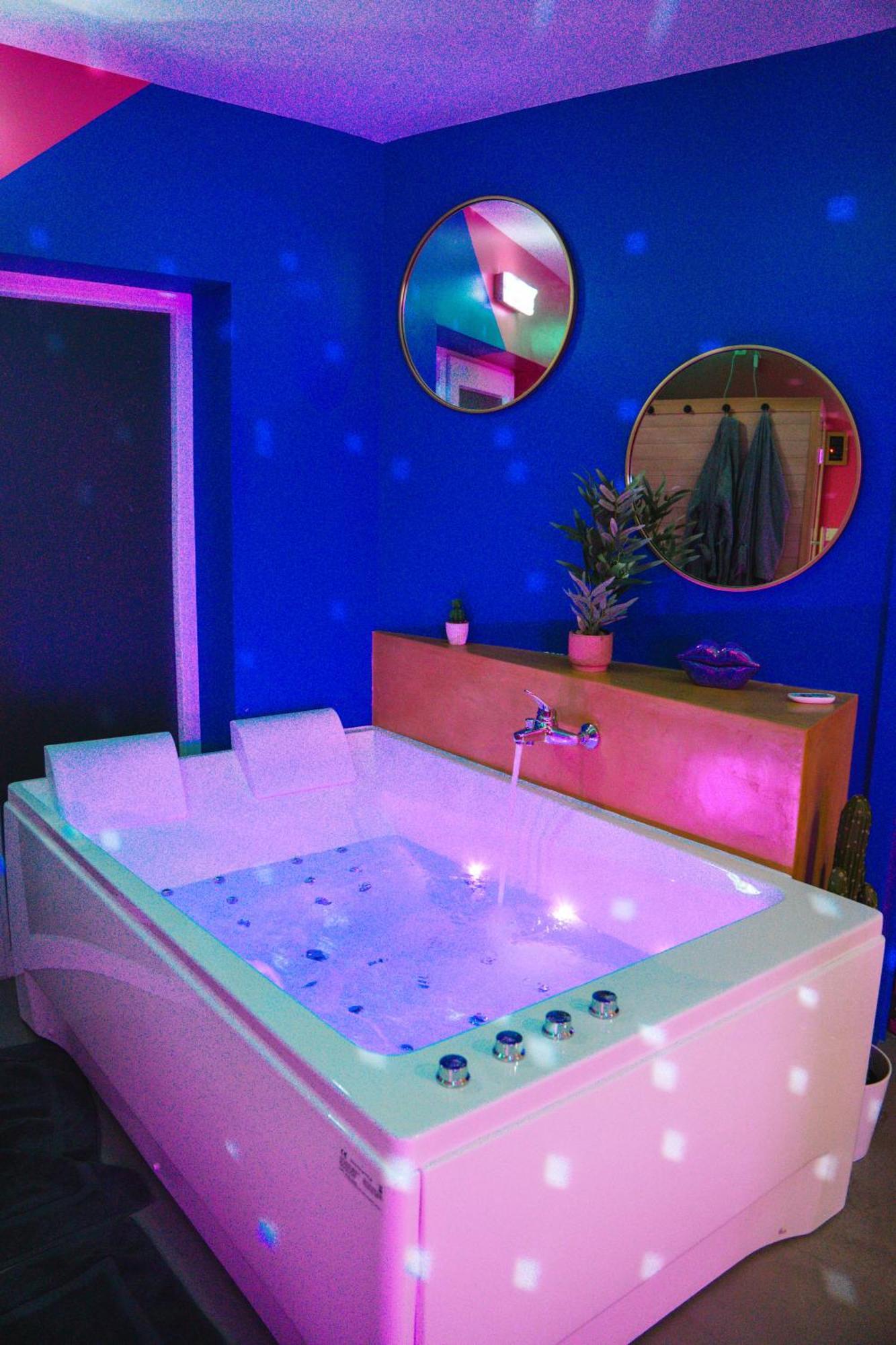 Capsule Boogie-Woogie - Jacuzzi - Sauna - Billard - Jeux - Ecran Geant - Filet Suspendu - Netflix 拉卢维耶尔 外观 照片