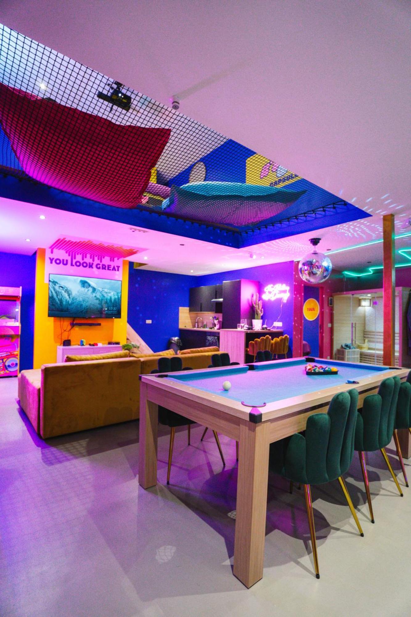 Capsule Boogie-Woogie - Jacuzzi - Sauna - Billard - Jeux - Ecran Geant - Filet Suspendu - Netflix 拉卢维耶尔 外观 照片