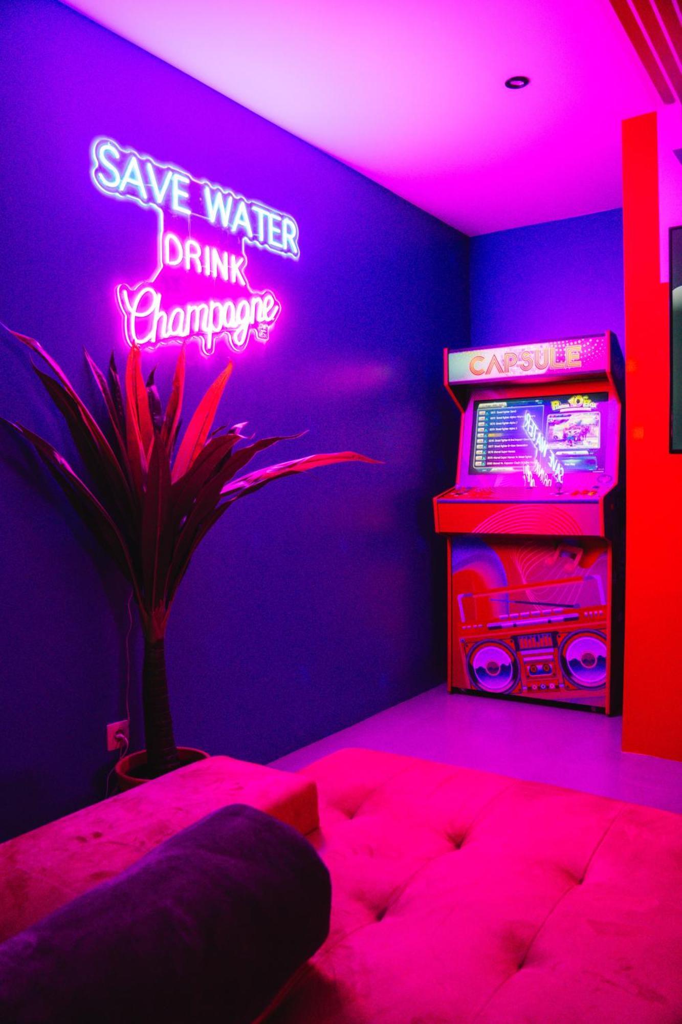 Capsule Boogie-Woogie - Jacuzzi - Sauna - Billard - Jeux - Ecran Geant - Filet Suspendu - Netflix 拉卢维耶尔 外观 照片