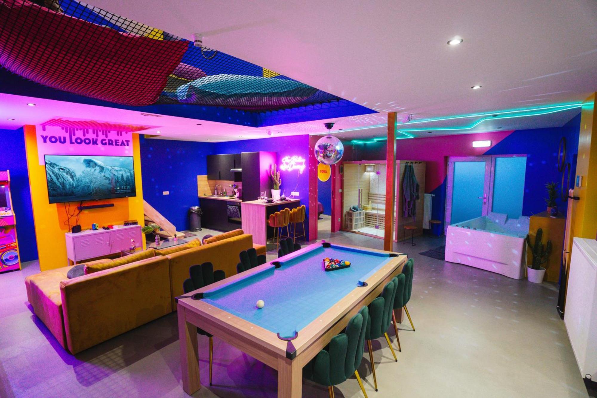 Capsule Boogie-Woogie - Jacuzzi - Sauna - Billard - Jeux - Ecran Geant - Filet Suspendu - Netflix 拉卢维耶尔 外观 照片