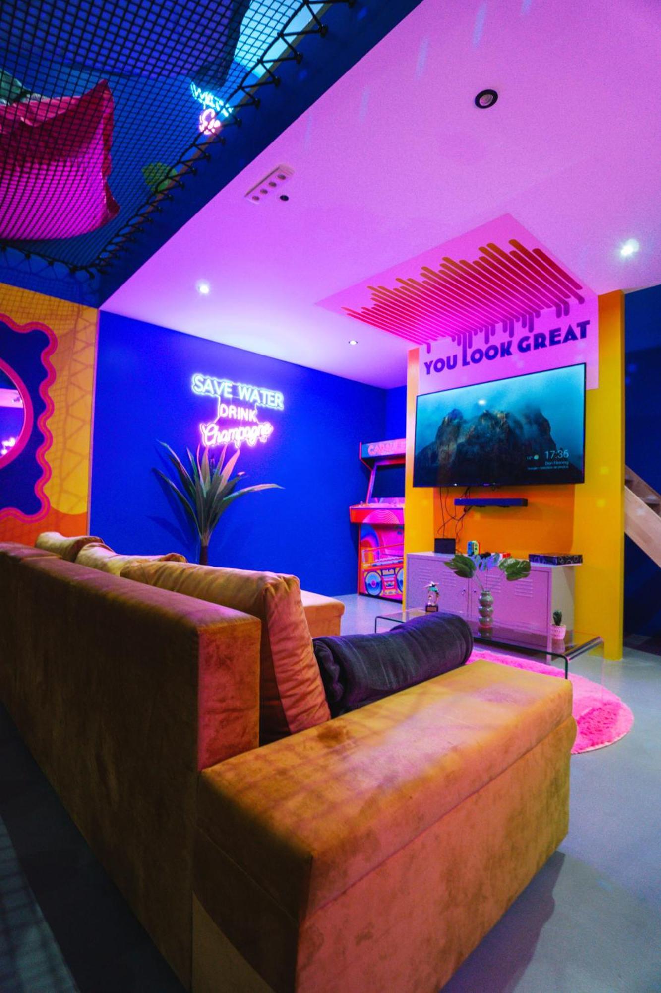 Capsule Boogie-Woogie - Jacuzzi - Sauna - Billard - Jeux - Ecran Geant - Filet Suspendu - Netflix 拉卢维耶尔 外观 照片