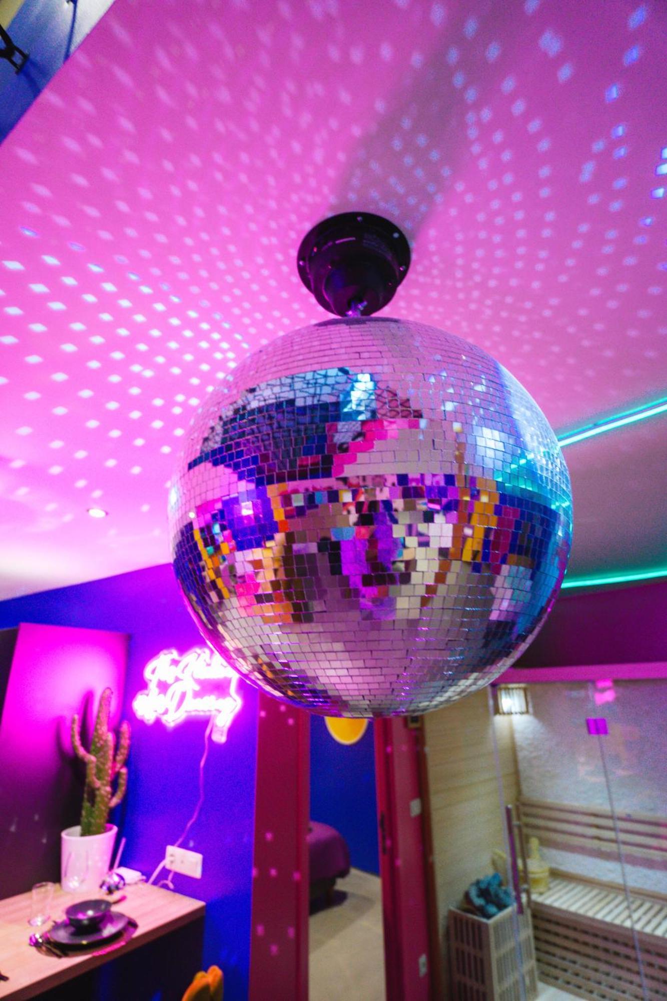 Capsule Boogie-Woogie - Jacuzzi - Sauna - Billard - Jeux - Ecran Geant - Filet Suspendu - Netflix 拉卢维耶尔 外观 照片
