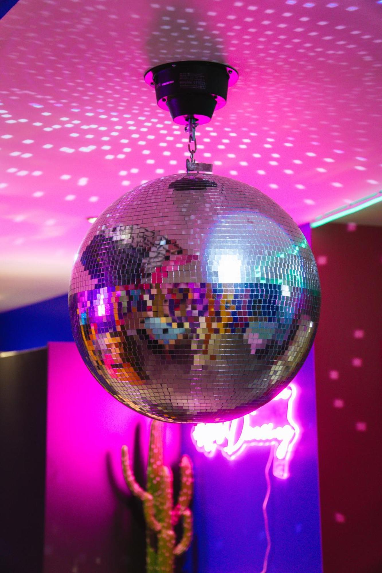 Capsule Boogie-Woogie - Jacuzzi - Sauna - Billard - Jeux - Ecran Geant - Filet Suspendu - Netflix 拉卢维耶尔 外观 照片