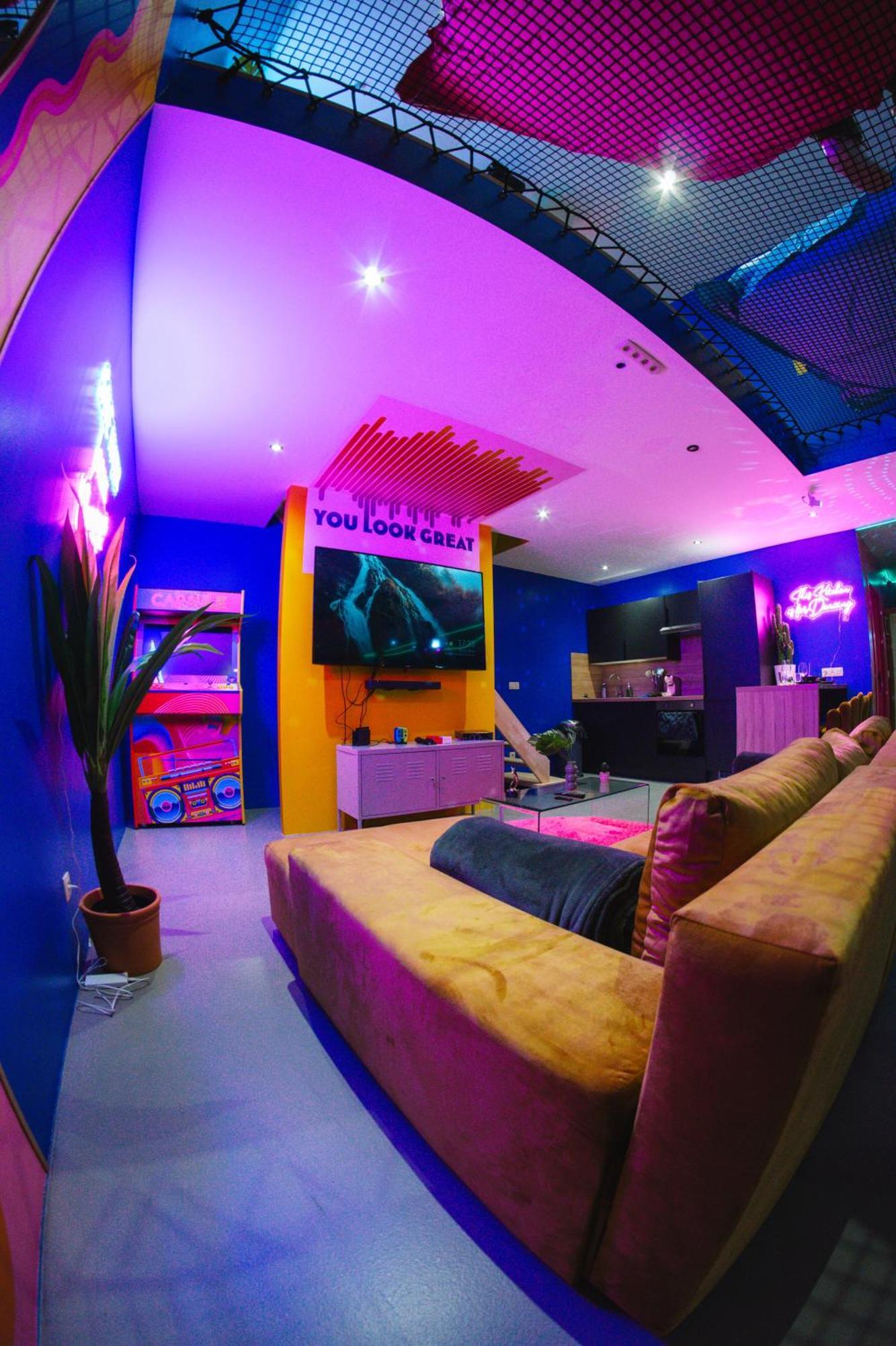 Capsule Boogie-Woogie - Jacuzzi - Sauna - Billard - Jeux - Ecran Geant - Filet Suspendu - Netflix 拉卢维耶尔 外观 照片