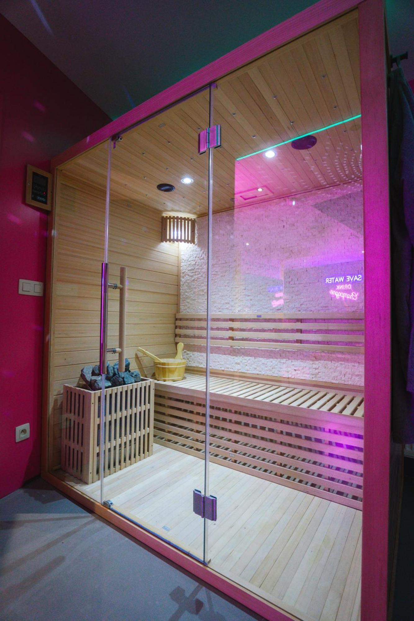 Capsule Boogie-Woogie - Jacuzzi - Sauna - Billard - Jeux - Ecran Geant - Filet Suspendu - Netflix 拉卢维耶尔 外观 照片